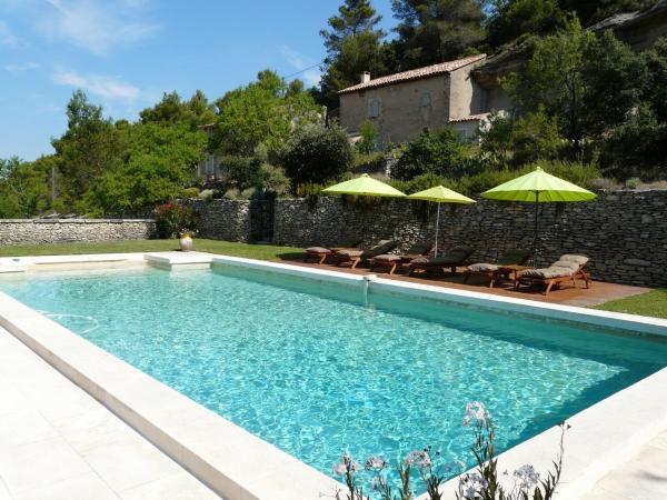 På bildet vises objektet 19th century Provencal Mas with pool in Provence in the Luberon, sleeps 6 som ligger i byen Lacoste.