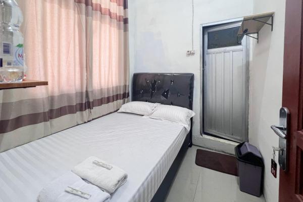 A la foto es mostra l'objecte Penginapan Dheas near Bandara City Mall Mitra RedDoorz situat a la ciutat de Kemplang.