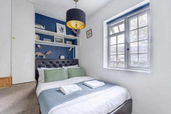 Bilde 1: Studio Flat in Victorian West Kensington Mansion with balcony