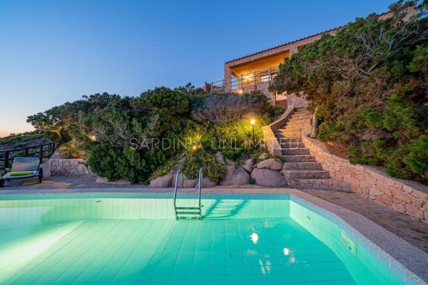 写真にはコスタ・パラディーゾ市にあるSaluto del Sole- Sardinia Unlimitedが写っています。