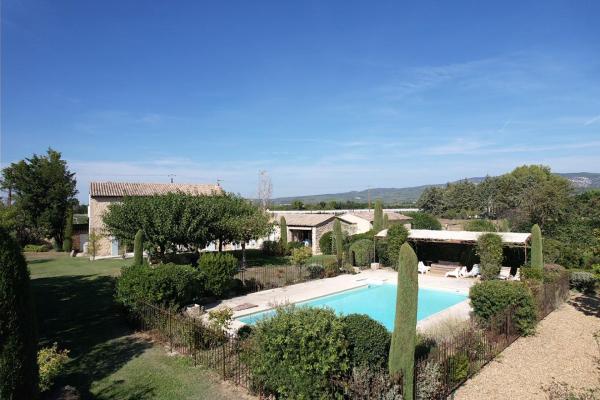 Nella foto è visibile l'oggetto Air-conditioned Provençal farmhouse with private pool, view magnificent, located in Lagnes, close Isle S/Sorgue, 9 people situato nella città di Lagnes.