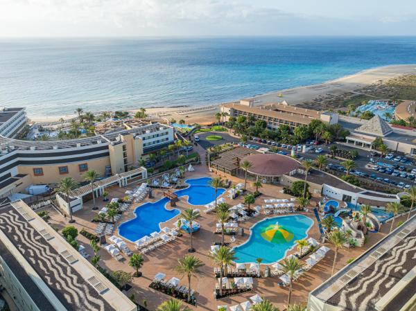 Na zdjęciu widoczny jest obiekt Iberostar Waves Gaviotas Park położony w mieście Morro Jable.