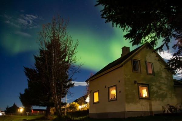På bildet vises objektet Traditional Arctic Farmhouse som ligger i byen Lenangsøyra.