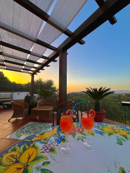 Op de foto is het object Casa Fortuna - con solarium panoramico a Castellabate te zien, gelegen in de stad Castellabate.