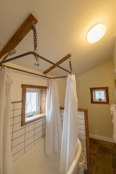 Foto 9: Located in Downtown Whitehorse - Treehouse