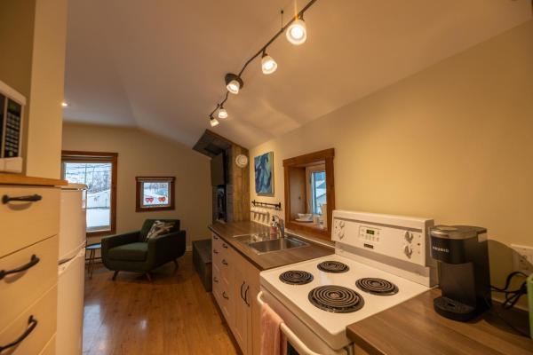 Foto 6: Located in Downtown Whitehorse - Treehouse