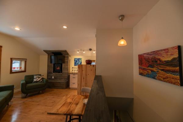 Foto 8: Located in Downtown Whitehorse - Treehouse