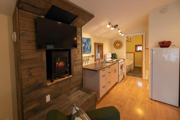 Foto 4: Located in Downtown Whitehorse - Treehouse