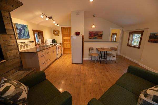 Foto 3: Located in Downtown Whitehorse - Treehouse