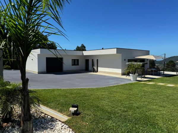 Na zdjęciu widoczny jest obiekt Whitescape Casa de Férias położony w mieście Cepões.