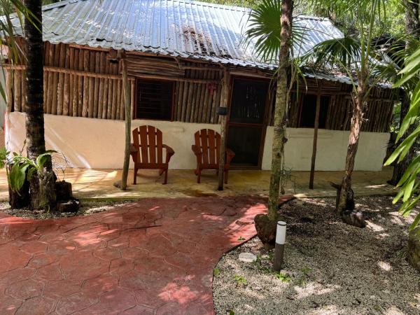 Na zdjęciu widoczny jest obiekt Cabañas Jardin del Amor położony w mieście Tulum.