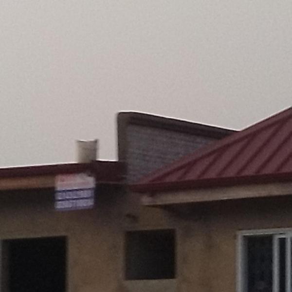 A la foto es mostra l'objecte Above all situat a la ciutat de Accra.