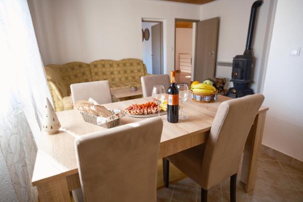 Auf dem Foto ist das Objekt Apartmani Biser Kupresa 5 in der Stadt Kupres zu sehen.