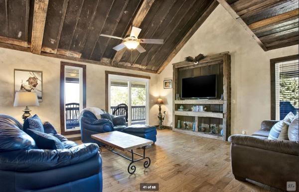 På billedet ses objektet Birds Eye Cabin - Sunset & Starry Retreat Pet Friendly w Private HotTub, Fire Pit and Game Room beliggende i byen Webb.
