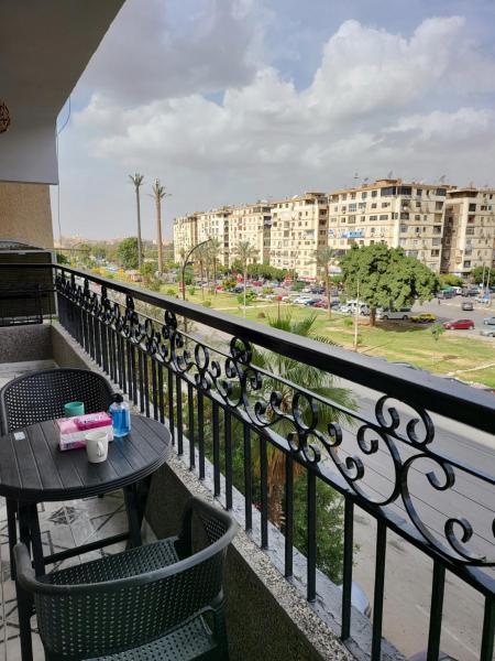 Na fotografii je vidět objekt Entire 3BDR apartment at prime location with wifi and garden view near CAI airport nacházející se ve městě Káhira.