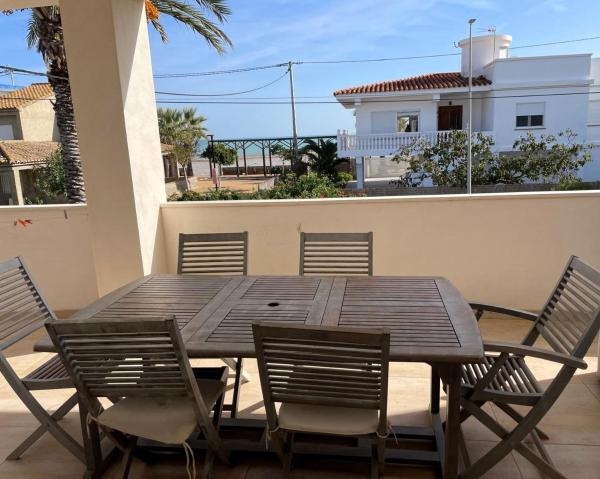 På billedet ses objektet La casa del viajero junto al mar beliggende i byen La Llosa.