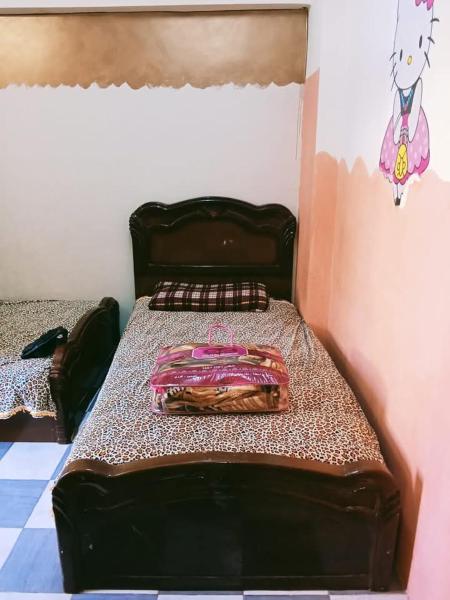 A la foto es mostra l'objecte الشواربي السياحي سوق الحارث situat a la ciutat de Aswan.