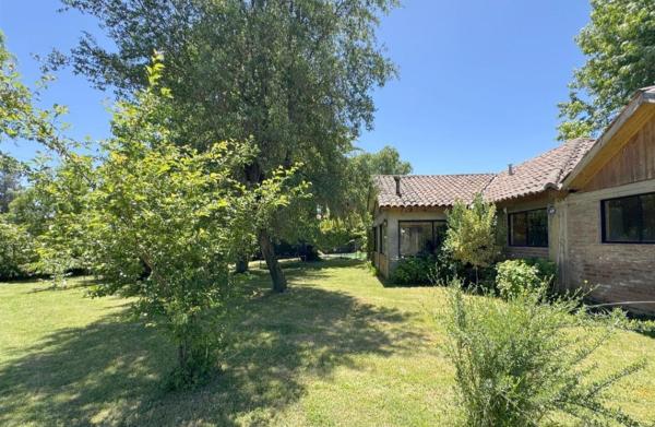 照片显示了位于El Estero市的Casa en lago rapel, quincho, piscina, acceso al lago Familiar物件。