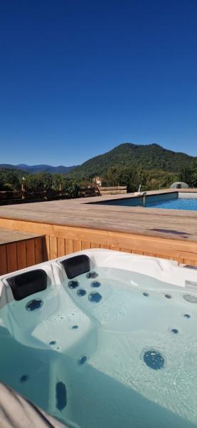 A la foto es mostra l'objecte Accords Pyrénées - Vue Pyrénées - Piscine et spa - classé 4 étoiles situat a la ciutat de Couret.