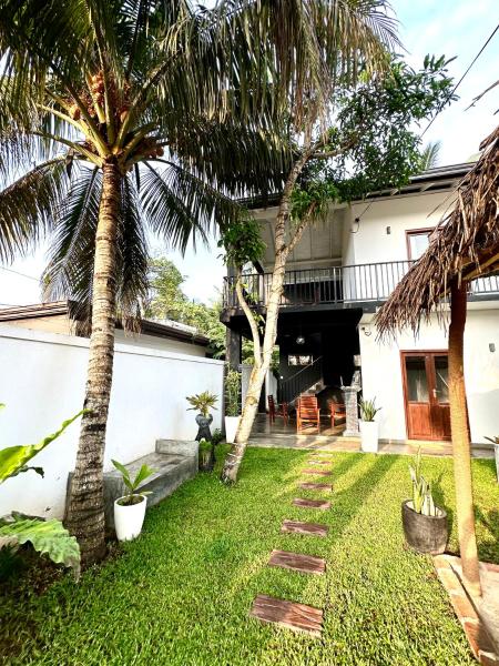 Na zdjęciu widoczny jest obiekt Surf Heavens położony w mieście Dickwella.