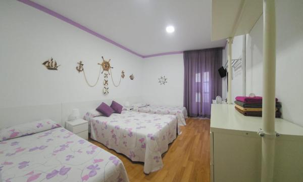 A la foto es mostra l'objecte Hostal Loyola situat a la ciutat de Madrid.