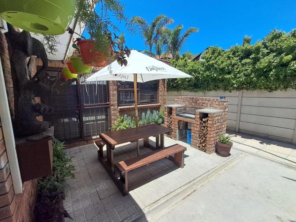 Ina Se Huisie In Blouberg Self Catering Apartment - Parklands