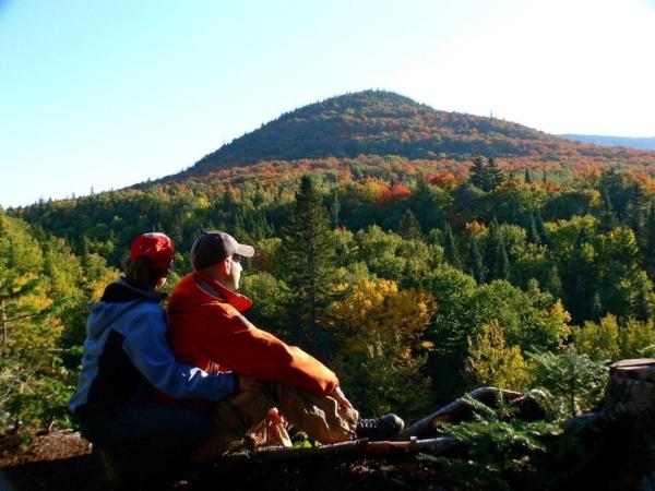 La photo montre l'objet Auberge Alpine Inn situé dans la ville de Sainte-Adèle.