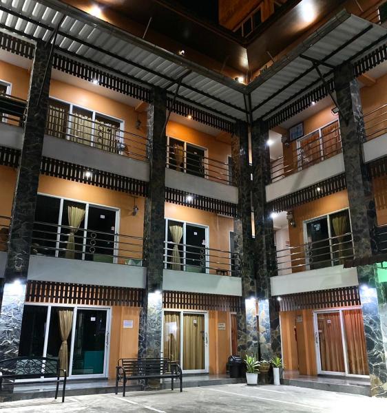 På billedet ses objektet B and B Hotel beliggende i byen Ranong.