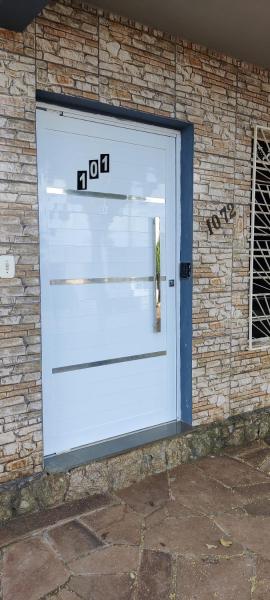 A la foto es mostra l'objecte Apartamento 101 com ar condicionado situat a la ciutat de Santo Ângelo.