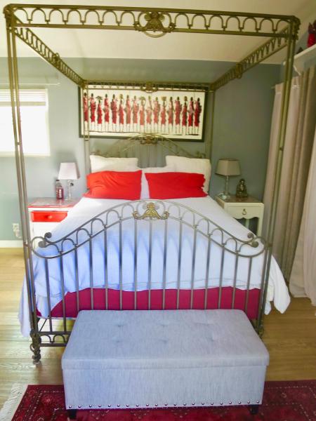 Στη φωτογραφία φαίνεται το αντικείμενο Claudine's Room for rent in Santa Barbara CA που βρίσκεται στην πόλη Σάντα Μπάρμπαρα.