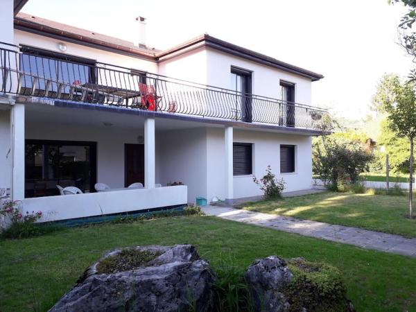 Na zdjęciu widoczny jest obiekt Le Jirani 90m2 calme jardin privé proche Le Phare położony w mieście Chambéry.