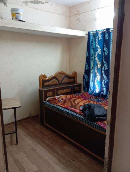 The photo shows the Savitri bai phule located in the city of Nānta.
