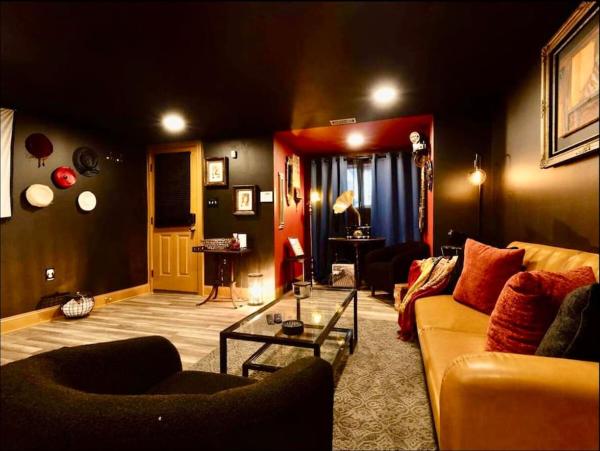 A la foto es mostra l'objecte Bloomingdale Blues Speakeasy Free Parking situat a la ciutat de Washington.