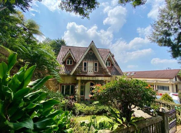 写真にはCimacan市にあるVilla Sevilla 3 Bedrooms BPPK Ciloto Puncak by Damaresaが写っています。
