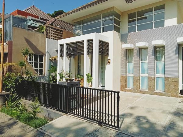 A la foto es mostra l'objecte The Icon Homestay Malang situat a la ciutat de Blimbing.
