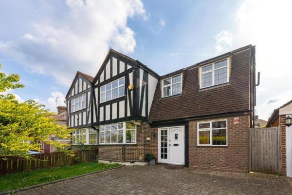 A la foto es mostra l'objecte Tranquil and Lovely 5 bed house in Barnet situat a la ciutat de Barnet.