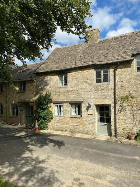 A la foto es mostra l'objecte Cosy Cotswold Cottage situat a la ciutat de Lower Swell.