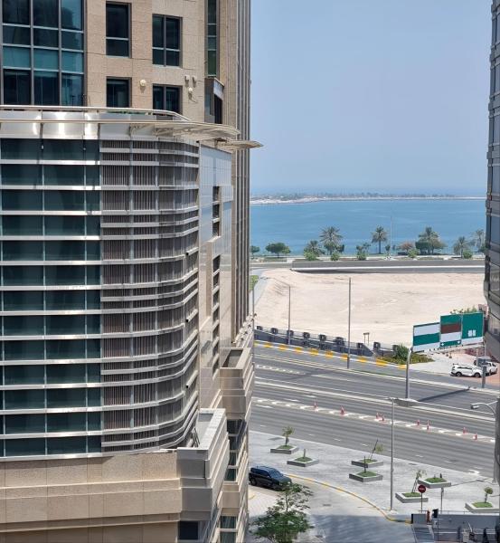 Na fotografii je vidět objekt Sea View Suave Stay Abu Dhabi nacházející se ve městě Abú Zabí.