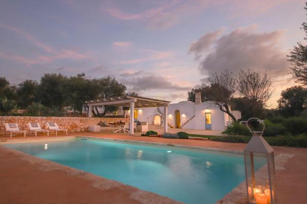 A la foto es mostra l'objecte TD Lamiamola Stylish Trulli & Lamie with Pool situat a la ciutat de Ostuni.