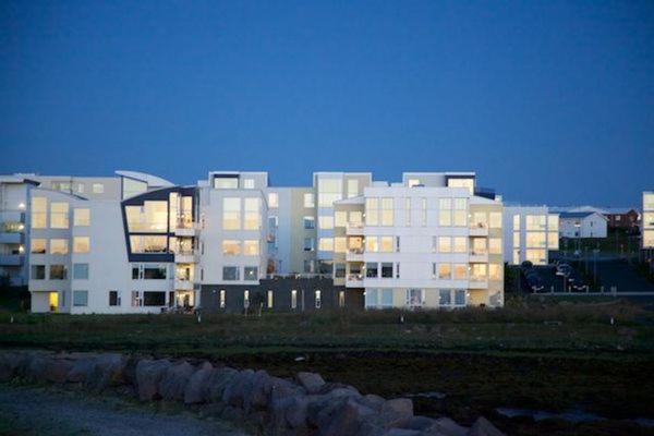 Beautiful and Luxurious Oceanfront Apartment, Garðabær