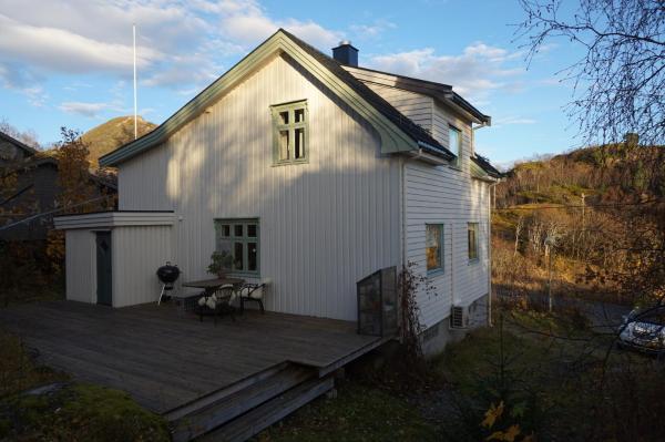 A la foto es mostra l'objecte Koselig hus ved Kabelvågmarken situat a la ciutat de Kabelvåg.