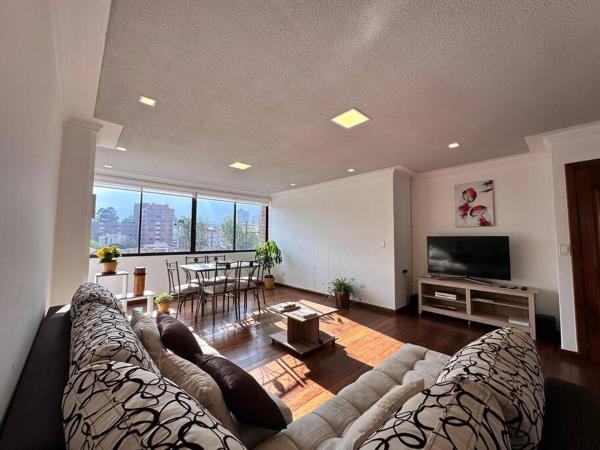 På billedet ses objektet Departamento muy luminoso a pocos metros del río beliggende i byen Cuenca.