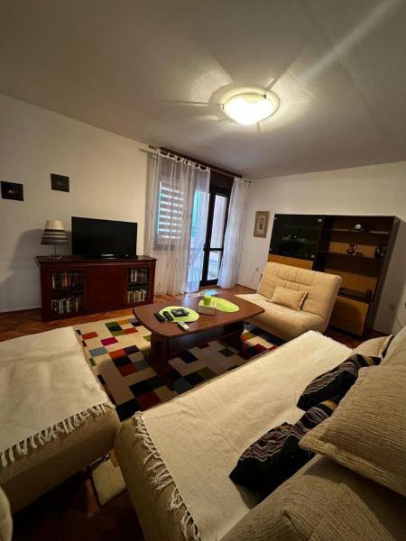 A la foto es mostra l'objecte B&M apartman situat a la ciutat de Trebinje.