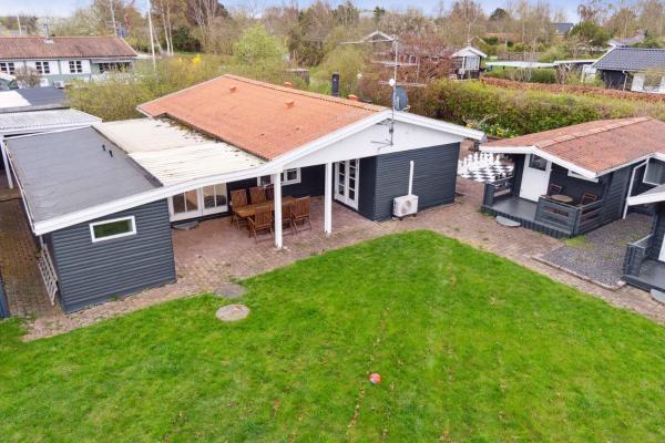 På bilden syns objektet Cozy Holiday Home At Stillinge Strand som ligger i staden Slagelse.