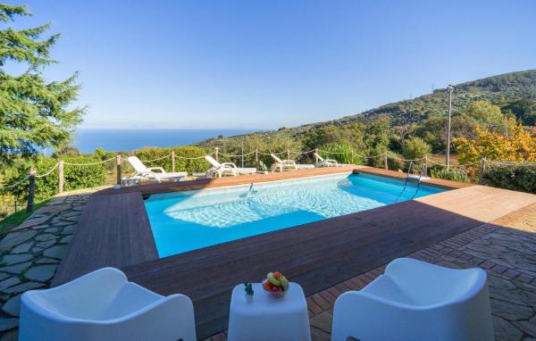Nella foto è visibile l'oggetto 4 Bedroom Awesome Home In Caronia situato nella città di Caronia.