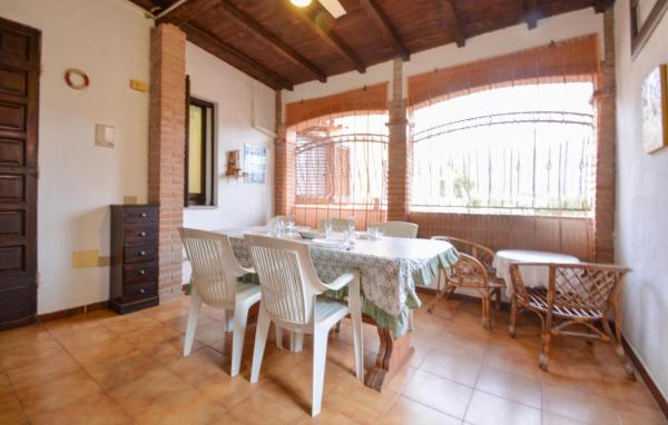 Op de foto is het object 2 Bedroom Stunning Apartment In Solanas te zien, gelegen in de stad Solanas.