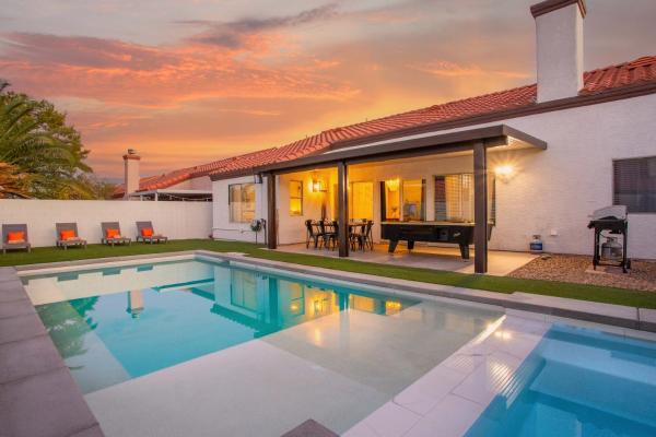 A la foto es mostra l'objecte Spacious 5 Bedroom House with Heated Pool and Jacuzzi situat a la ciutat de Las Vegas.
