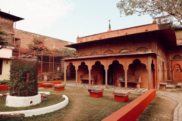 A la foto es mostra l'objecte Vrinda Kunja Ashram situat a la ciutat de Vrindāvan.