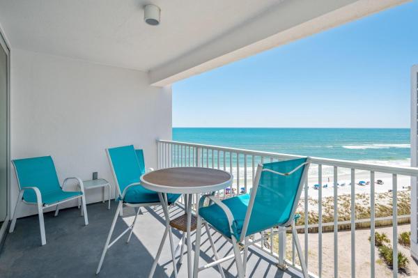 Na zdjęciu widoczny jest obiekt 1095 Shoreline - Bedroom Beach Front Condo Free Beach Setup położony w mieście Destin.