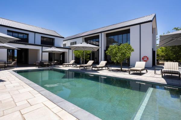 A la foto es mostra l'objecte Franschhoek Hotel situat a la ciutat de Groendal.